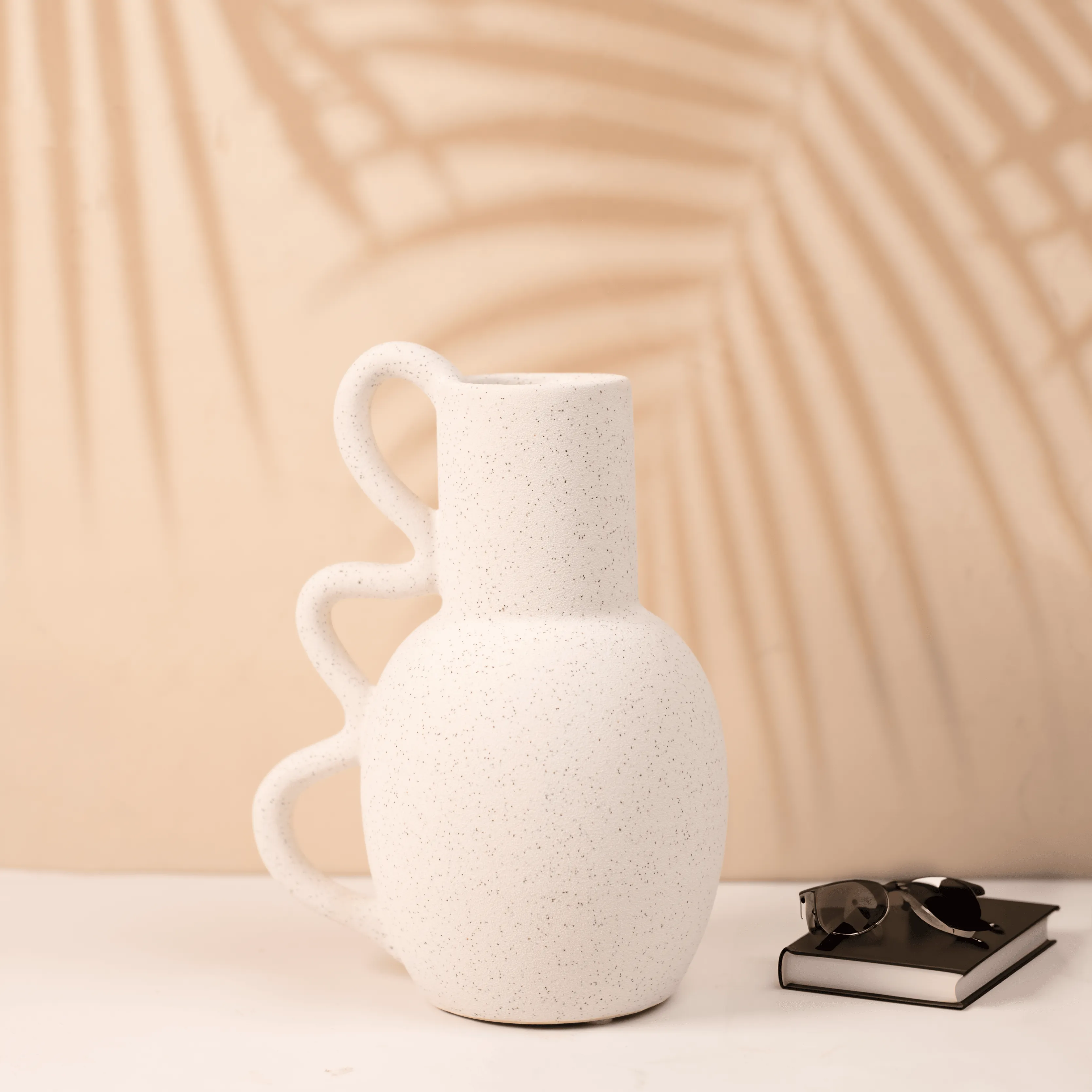 Minimalist View Finish Wavy Vase